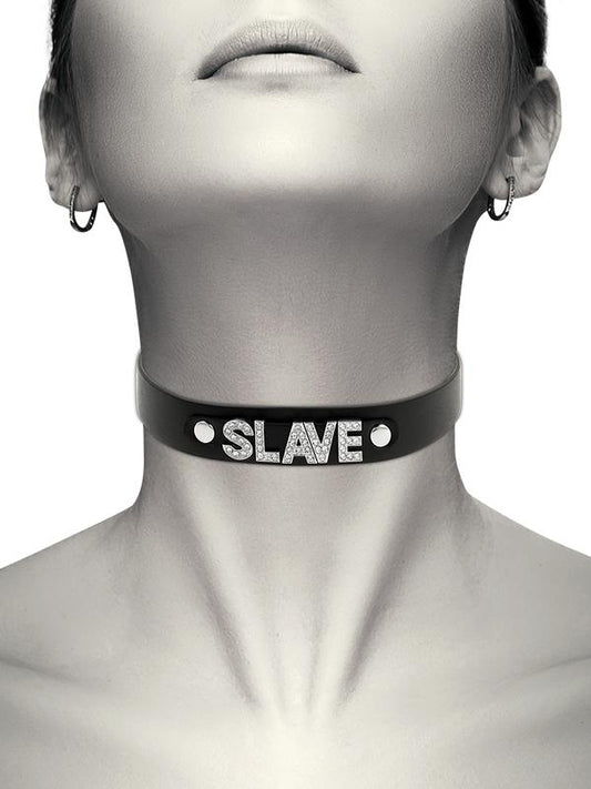 collarino in pelle vegana nero con scritta slave in brillantini