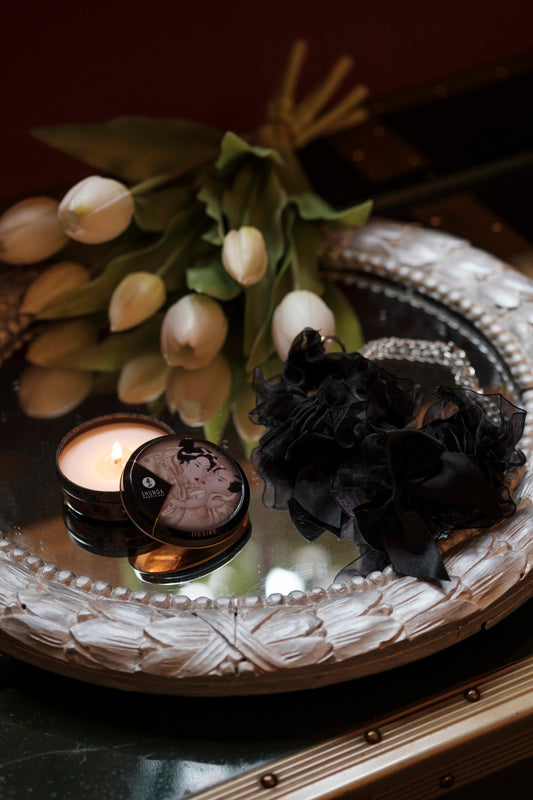 tulipani e candeli da massaggio su specchio